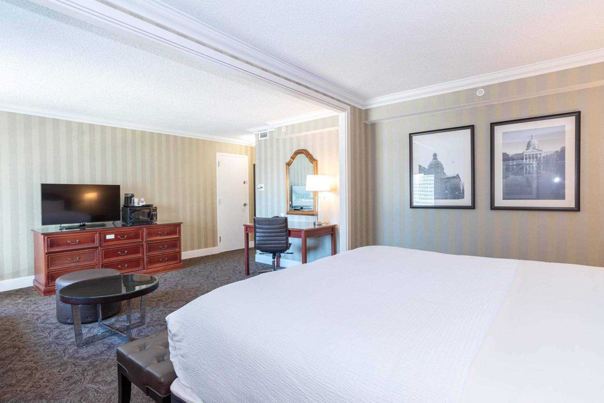Sandman Signature Edmonton Downtown Hotel Exterior photo