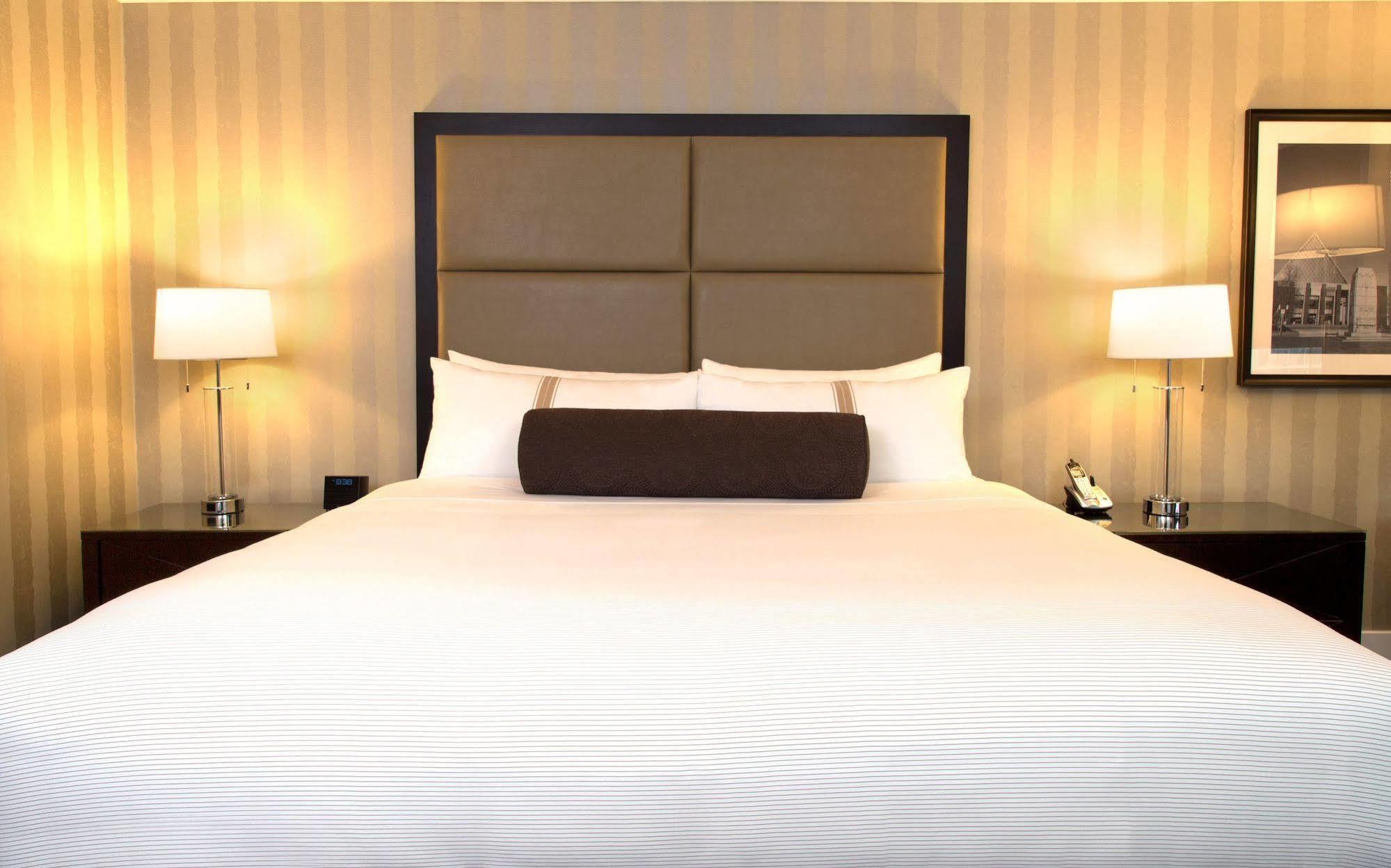 Sandman Signature Edmonton Downtown Hotel Exterior photo